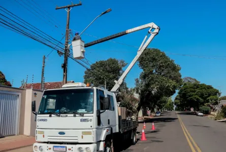 Avenida Iguaçu ganha iluminação de padrão LED na região oeste