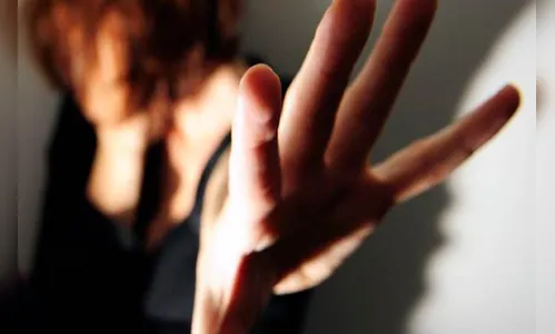 Homem é preso após atirar prato no rosto da mãe, em Ivaiporã