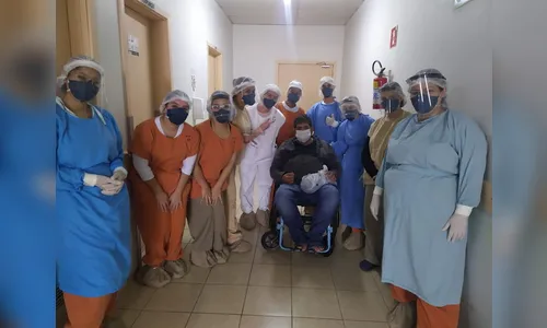 Paciente com Covid-19 recebe alta em Apucarana