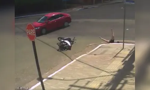 Motociclista é atingida por carro e caí em bueiro; assista