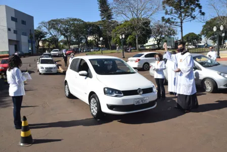 A benção dos veículos aconteceu logo após a missa, junto com a entrega da eucaristia drive-thru.