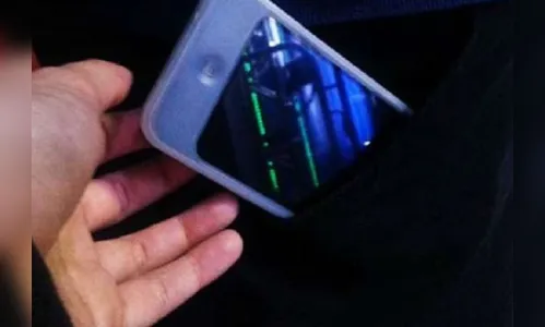 Homem vai fazer conferência de jogo de azar e tem celular furtado