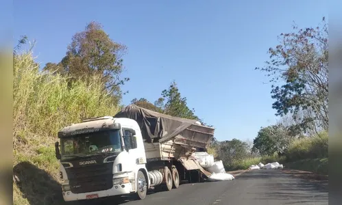 Carga cai de caminhão no Contorno Norte de Apucarana