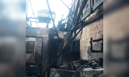 Residência fica destruída após pegar fogo nesta madrugada em Rolândia