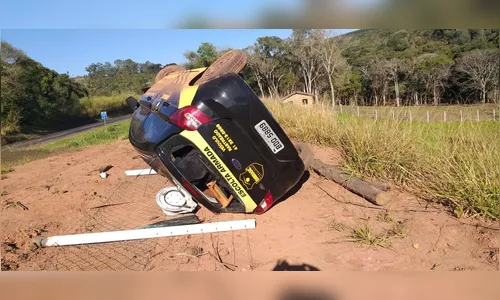 Veículo capota na PR-445 entre Mauá da Serra e Tamarana