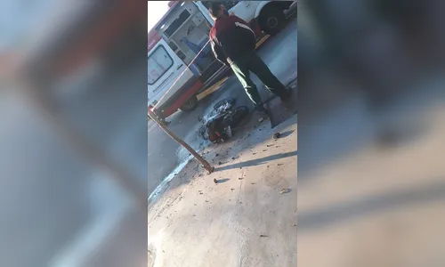 Rapaz tem corpo queimado após sua moto pegar fogo em acidente