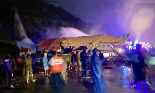 Avião se parte em dois durante pouso na Índia