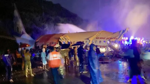 Avião se parte em dois durante pouso na Índia