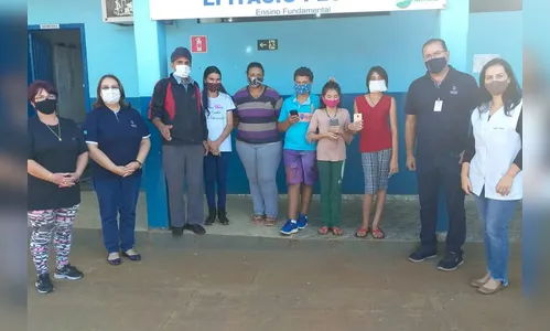 Núcleo de Educação de Apucarana doa celulares para alunos