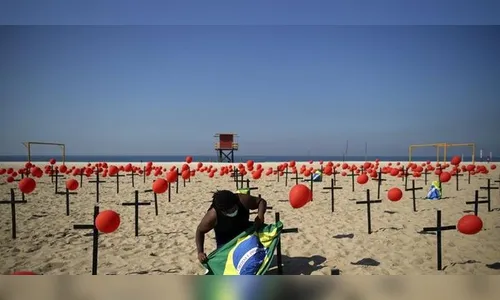 ONG faz protesto por quase 100 mil brasileiros mortos por Covid-19