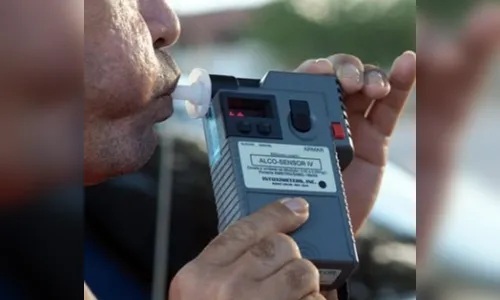 Motorista  dorme com carro ligado no meio da via e é preso por embriaguez