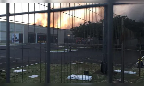 Incêndio de grandes proporções atinge shopping atacadista em Maringá