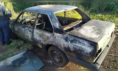 Carro pega fogo no Contorno Norte de Apucarana