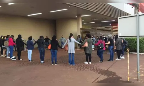 Funcionários de shopping de Maringá que pegou fogo fazem corrente de oração
