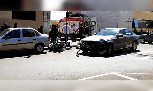 Samu atende acidente envolvendo carro e moto em Arapongas