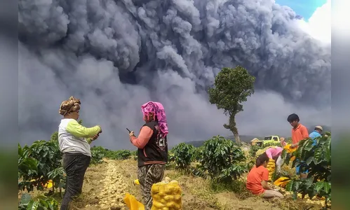 Vulcão entra em erupção na Indonésia; assista