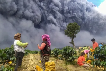 Vulcão entra em erupção na Indonésia; assista