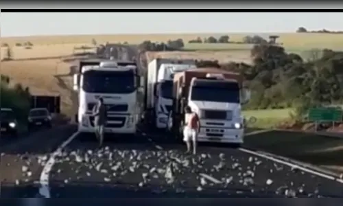 Carreta derruba pedras e oferece riscos na Rodovia do Café; Vídeo