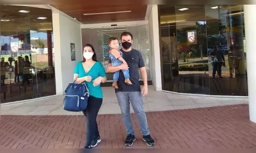 Bebê salvo por afogamento pela PM recebe alta de hospital em Londrina