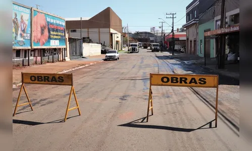 Serviços de pavimentação seguem para a Rua Loro Verde, no Del Condor