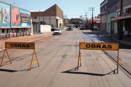 Serviços de pavimentação seguem para a Rua Loro Verde, no Del Condor