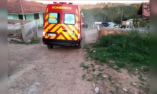 Caminhão atropela e mata homem na varanda de casa