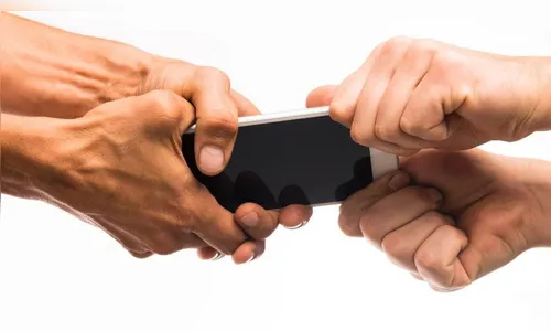 Homem é preso após roubar celular e agredir deficiente físico