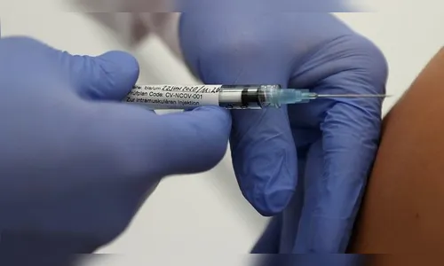 Rússia anuncia registro de vacina sem estudos; Paraná prevê produção