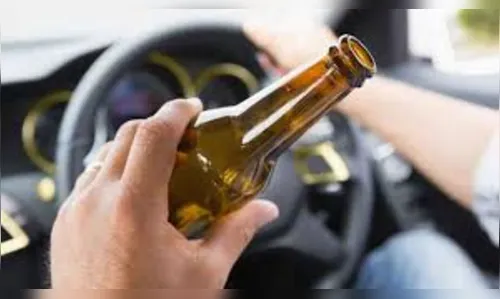 Polícia flagra motorista embriagado dormindo no carro com motor ligado em Faxinal