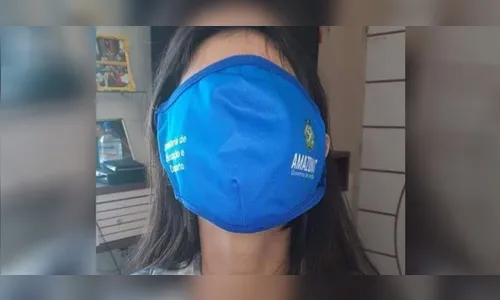 Governo do Amazonas distribui máscaras gigantes e alunos fazem memes