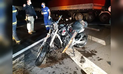 Dois homens morrem em acidente envolvendo carreta e moto em Marialva