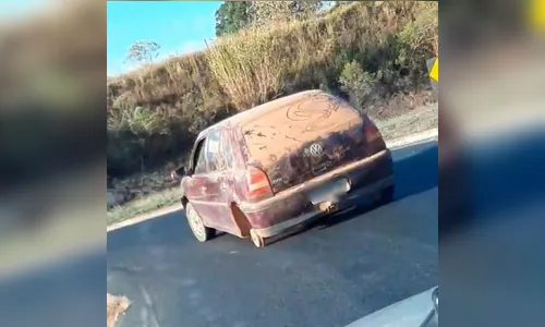Carro é flagrado acelerando em estrada com apenas três rodas em Minas