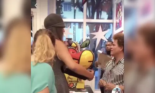 Mulher se irrita e destrói obra de Romero Britto na frente dele; Assista