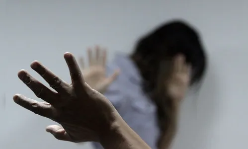 Homem é preso após agredir e ameaçar mulher de morte com uma faca