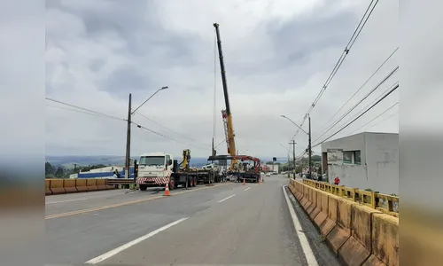 Retirada de caminhão na Avenida Brasil altera trânsito; assista
