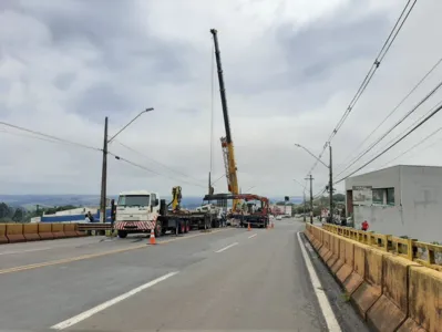 Retirada de caminhão na Avenida Brasil altera trânsito; assista