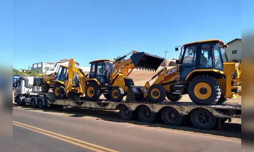 Governo entrega tratores e equipamentos agrícolas a municípios