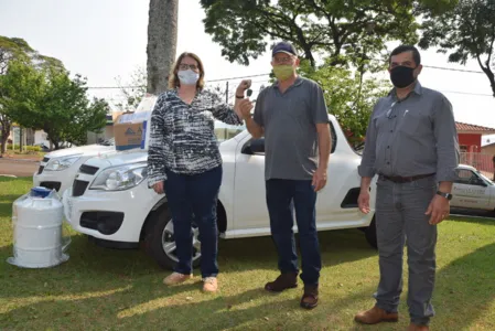 O inseminador Gilvani Coelho, responsável pelo PIA municipal, recebeu as chaves do veículo