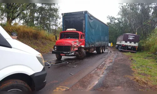 Acidente entre carreta e caminhão acontece no Contorno Norte