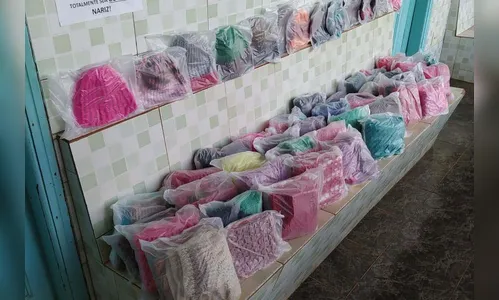 Presos da cadeia de Andirá confeccionam peças em lã para idosos