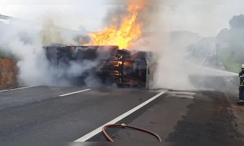 Após tombar, caminhão pega fogo em Alto Paraná; assista