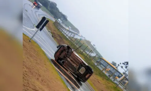 Carro capota em trevo de acesso ao aeroporto de Apucarana
