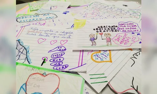 Voluntários escrevem cartas aos profissionais na linha de frente da Covid-19