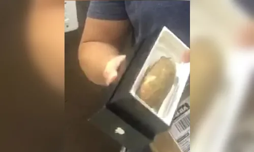 Homem compra celular pela internet e recebe mandioca; Assista