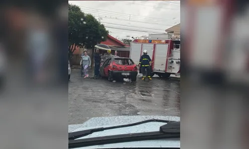 Carro pega fogo em Arapongas e mobiliza equipe dos bombeiros; assista