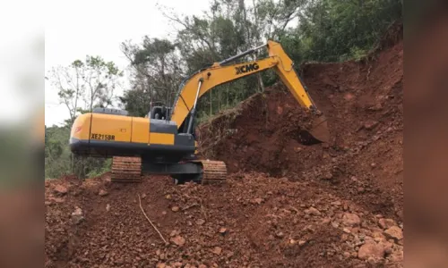 Prefeitura de Jardim Alegre adquire nova escavadeira hidráulica