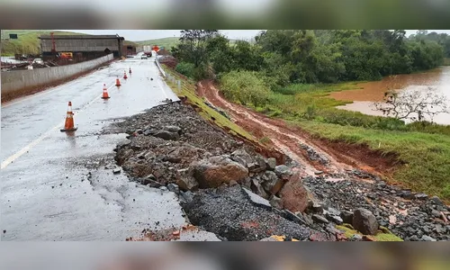 Trecho recém duplicado em Londrina desmorona após chuvas intensas