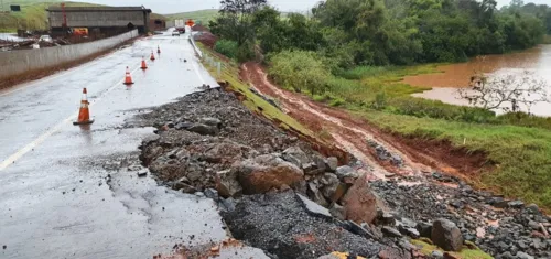 Trecho recém duplicado em Londrina desmorona após chuvas intensas