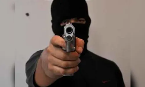 Trio invade casa de família, rouba dois veículos e R$ 58 mil em Kaloré