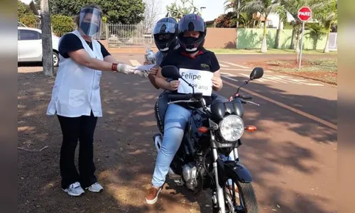 Escolas estaduais fazem entrega de material impresso por drive-thru